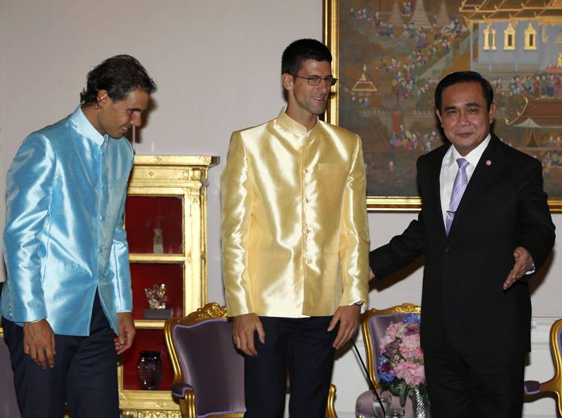 In precedenza, con due giacche fluorescenti, erano stati ricevuti dal primo ministro Thailandese, Prayut Chan-o-cha nella sede del governo